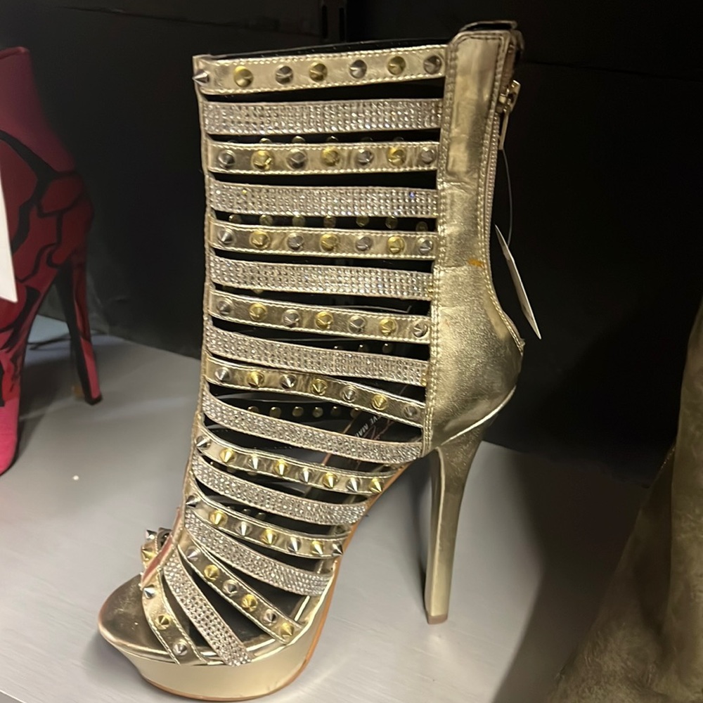 Gold studded Steve Madden platform boots!